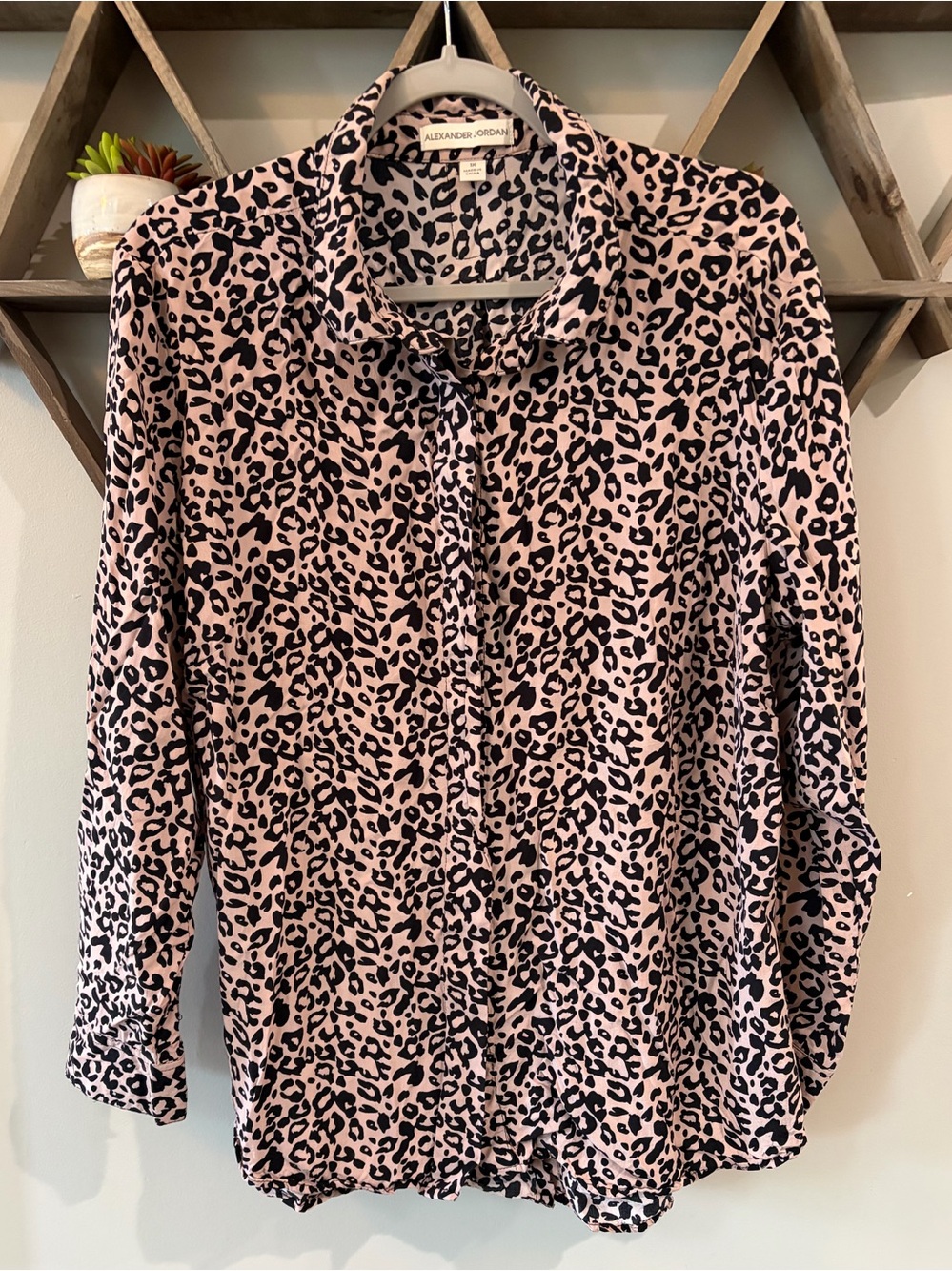 Alexander Jordan animal print flowy blouse. Size 1X.